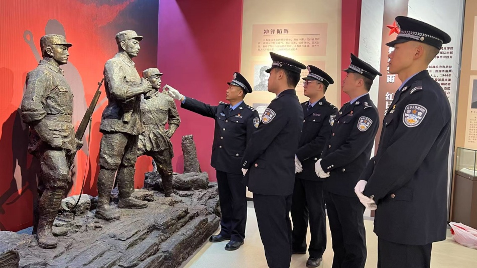 蒲城鐵警開展“致敬公安英烈，激發(fā)奮進(jìn)力量”清明祭奠活動(dòng)